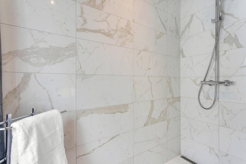 Luxury Penthous - 3 Bedroom - 2 Bath - Freeparking - Downtown レイキャヴィーク エクステリア 写真